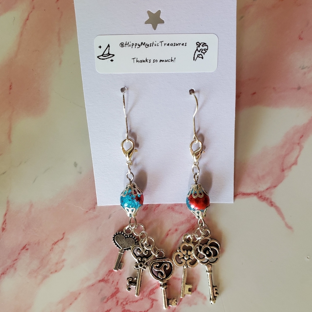 NWT Key Charm Dangle Drop Cluster Earrings